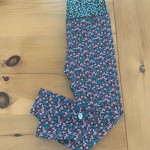 Women’s Nike One DRI FIT floral ankle leggings -size Large